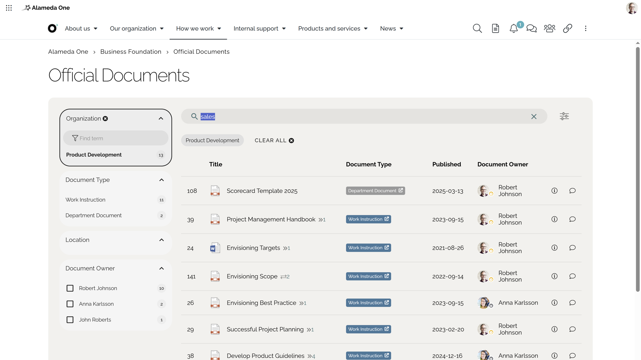 Employee using intranet search to support daily work Employee using intranet search to support daily work